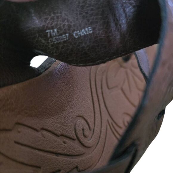 B.O.C Born Concept Women's Size 7 Brown Floral Embossed Thong Sandals - Picture 6 of 7